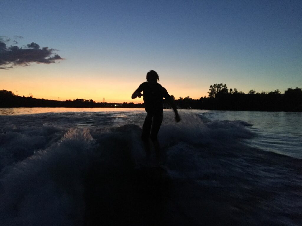 Wakesurf à Lyon sur la Saône au coucher de soleil