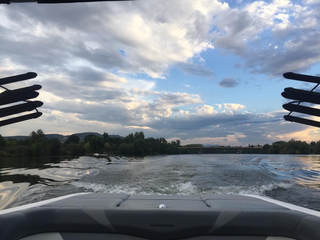 Bateau wakesurf sur la zone de wake à Albigny-sur-Saône près de Lyon